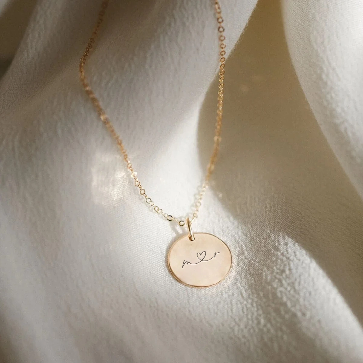 m-heart-r-cirkel-closeup-product-image-oendig-01-webp m❤️r - halskæde - Personligt Smykke fra Øndig Jewellery. Mor er den bedste i verden. Husk at fortælle hende det.