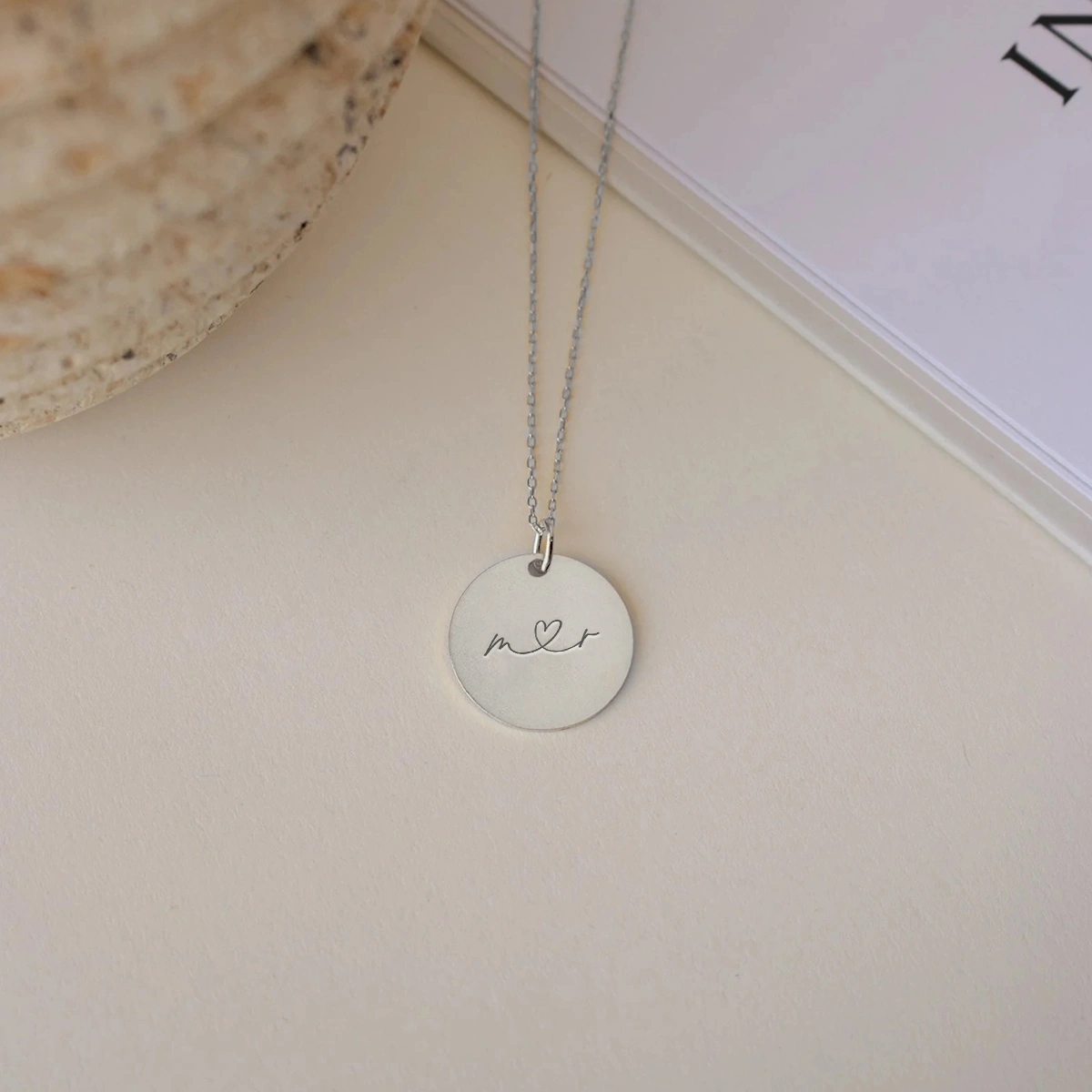 m-heart-r-cirkel-closeup-product-image-oendig-02-webp m❤️r - halskæde - Personligt Smykke fra Øndig Jewellery. Mor er den bedste i verden. Husk at fortælle hende det.