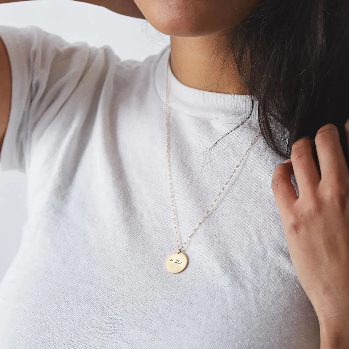 m-heart-r-cirkel-far-product-image-oendig-01-webp m❤️r - halskæde - Personligt Smykke fra Øndig Jewellery. Mor er den bedste i verden. Husk at fortælle hende det.