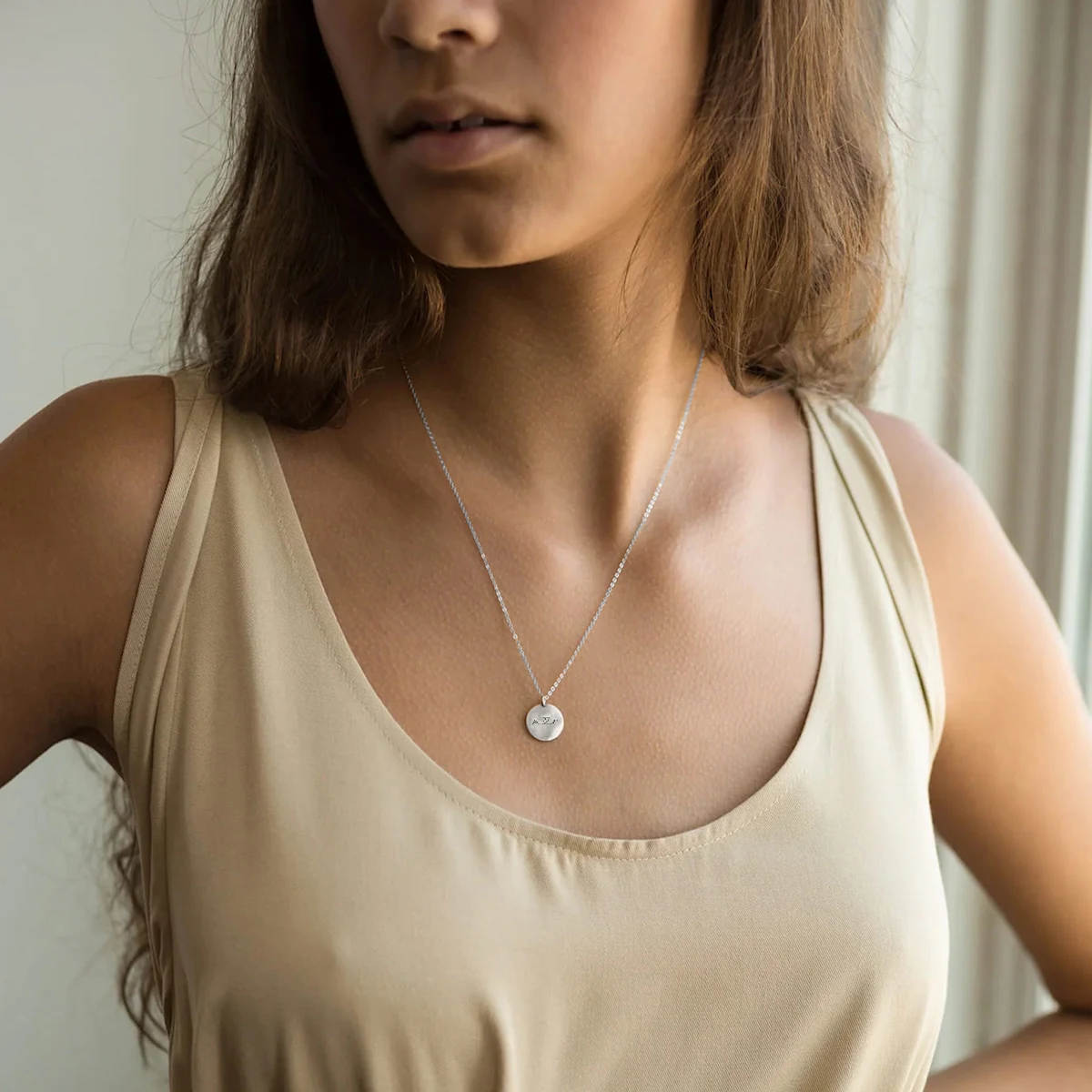 m-heart-r-cirkel-far-product-image-oendig-02-webp m❤️r - halskæde - Personligt Smykke fra Øndig Jewellery. Mor er den bedste i verden. Husk at fortælle hende det.