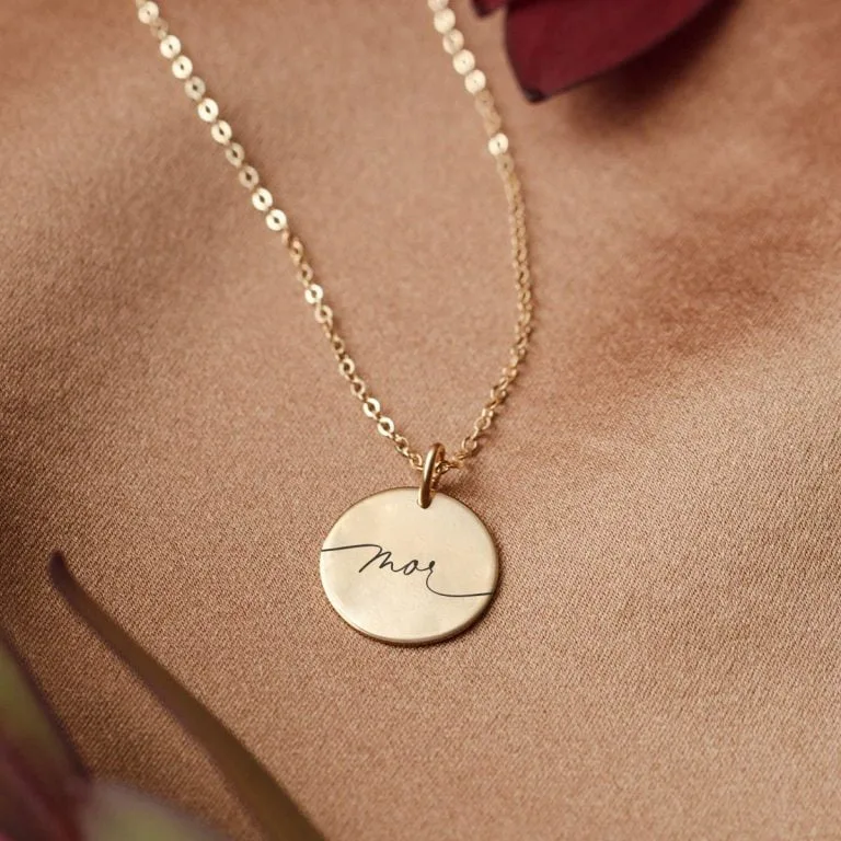 Mor - halskæde - Personligt Smykke fra Øndig Jewellery. En simpel, men kraftfuld hyldest til moderskab.