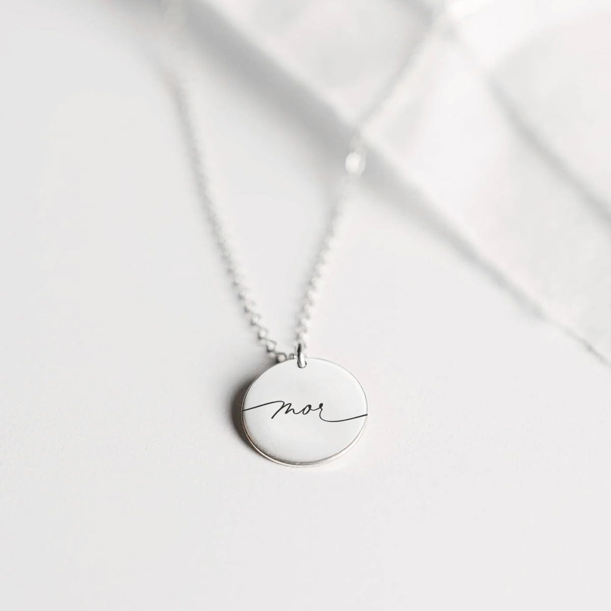 mor-cirkel-silver-jpg Mor - halskæde - Personligt Smykke fra Øndig Jewellery. En simpel, men kraftfuld hyldest til moderskab.