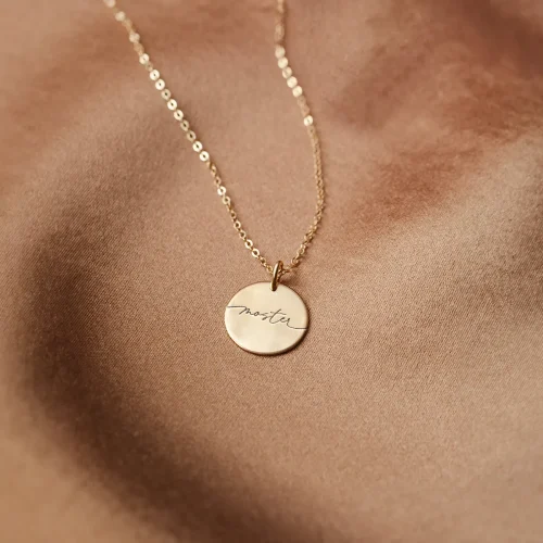 Moster - halskæde - Personligt Smykke fra Øndig Jewellery. Et smykke, der fanger essensen af en unik familiemedlems rolle.