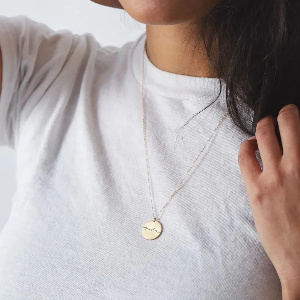 Moster - halskæde - Personligt Smykke fra Øndig Jewellery. Et smykke, der fanger essensen af en unik familiemedlems rolle.
