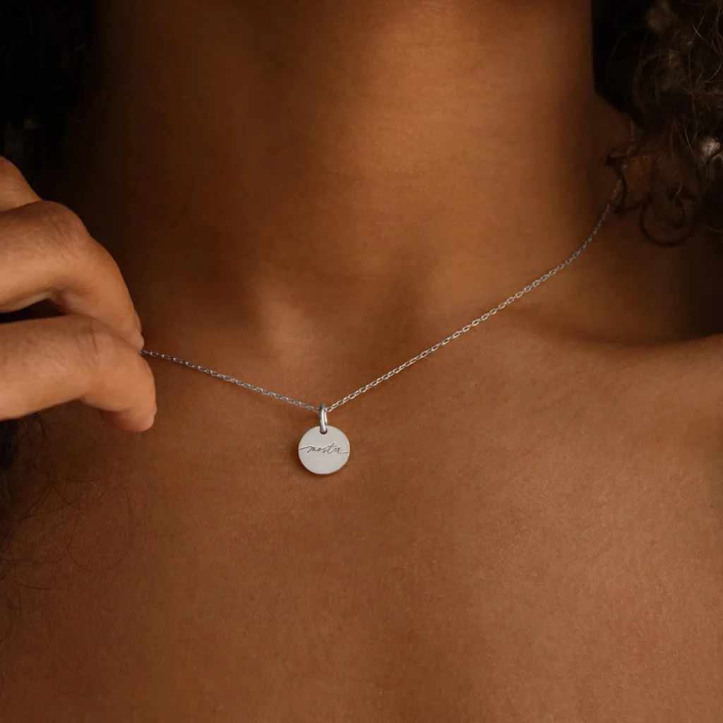 Moster - halskæde - Personligt Smykke fra Øndig Jewellery. Et smykke, der fanger essensen af en unik familiemedlems rolle.