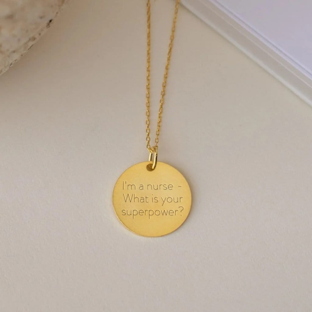 Sygeplejerske halskæde - I’m a nurse, What is your superpower? - Personligt Smykke fra Øndig Jewellery. Vis styrke: Sygeplejerskehalskæde med superkraft.