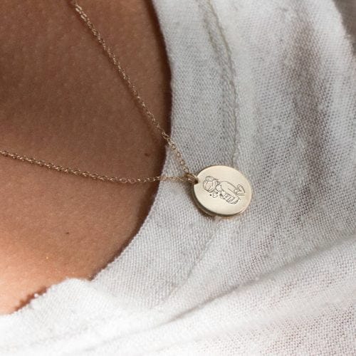 Nyfødt baby med mor - Personligt Smykke fra Øndig Jewellery. Kærlighedsbånd i smukt smykke.