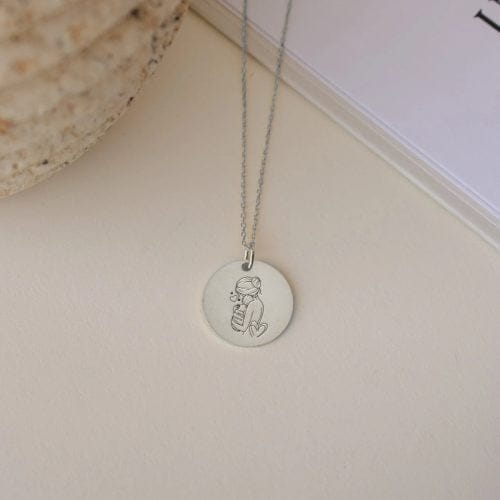 Nyfødt baby med mor - Personligt Smykke fra Øndig Jewellery. Kærlighedsbånd i smukt smykke.