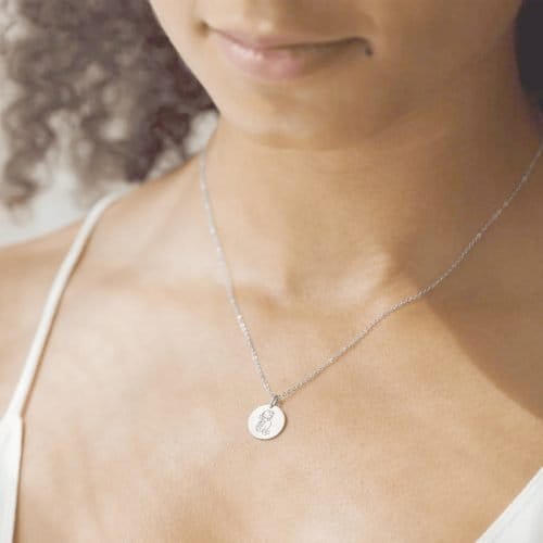 Nyfødt baby med mor - Personligt Smykke fra Øndig Jewellery. Kærlighedsbånd i smukt smykke.