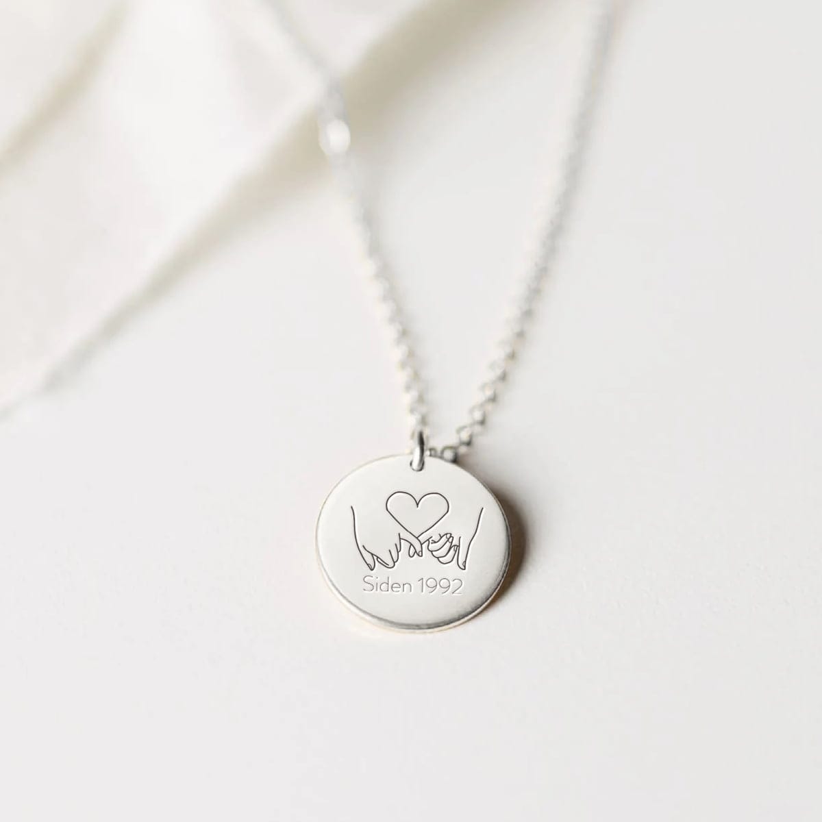 pinky-promise-our-love-closeup-product-image-oendig-03-jpg Pinky Promise - Our Love - Personligt Smykke fra Øndig Jewellery. Evigt løfte i elegant smykke.