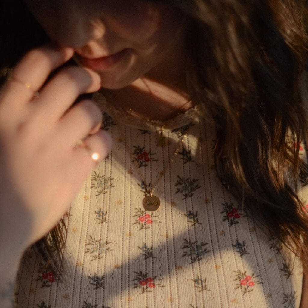 Pinky Promise - Holding Hands - Personligt Smykke fra Øndig Jewellery. Bind stærke bånd med Pinky Promise.