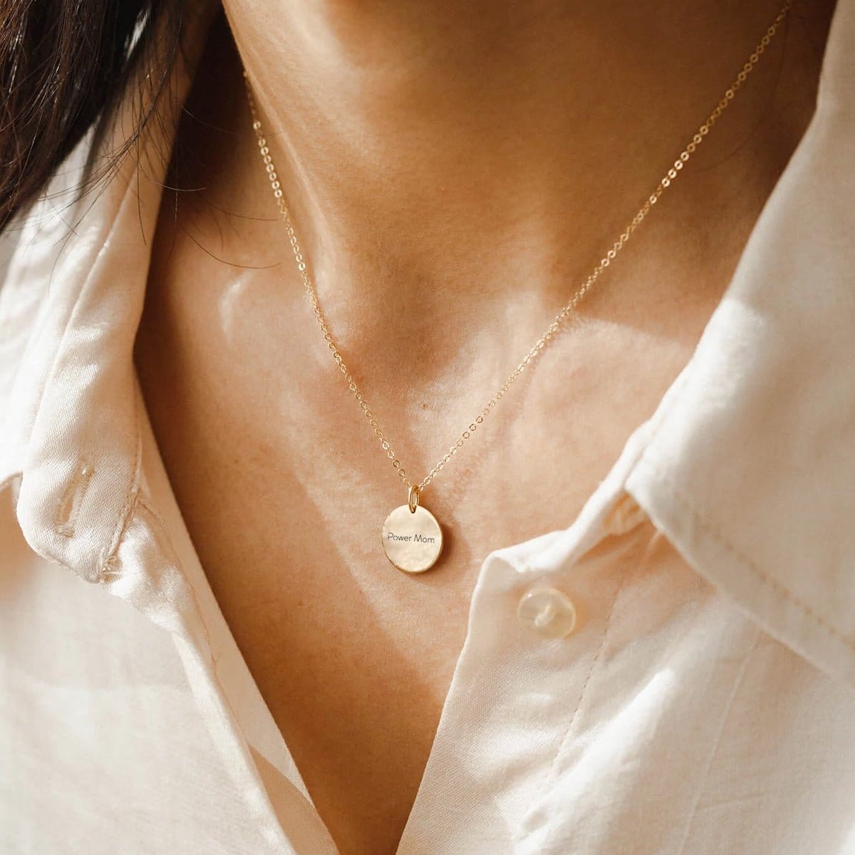 power-mom-cirkel-guld-model-jpg Power Mom - halskæde - Personligt Smykke fra Øndig Jewellery. En anerkendelse af moderskabets styrke og sejhed.