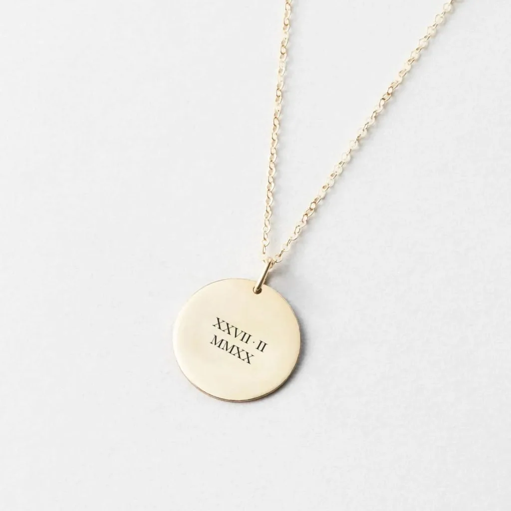 Dato i romertal indgraveret på rundt vedhæng - Personligt Smykke fra Øndig Jewellery. Vælg en dato og få den indgraveret som romertal. Vores datovælger omregner automatisk din dato til det korrekte romertal. Stilfuld halskæde med romertal, der mindes en særlig dato på en tidløs og elegant måde.