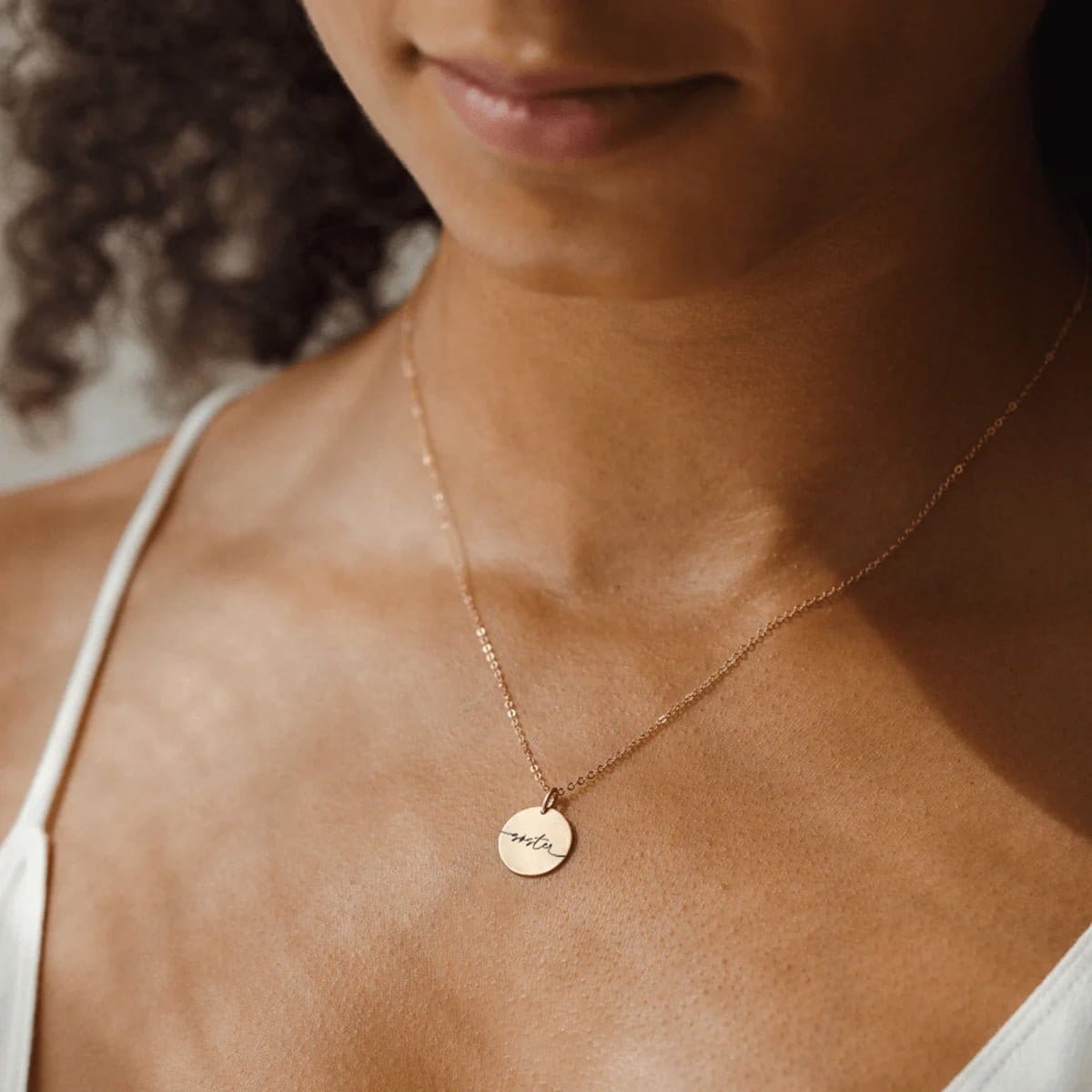 soester-cirkel-guld-model-jpg Søster - halskæde - Personligt Smykke fra Øndig Jewellery. Et tidløst symbol på søskendekærlighed.