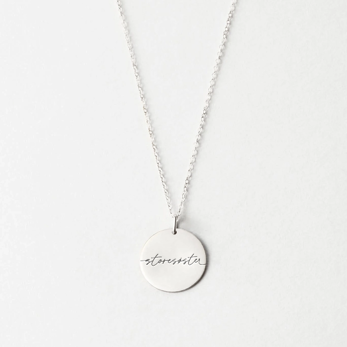 storesoster-cirkel-closeup-product-image-oendig-02-webp Storesøster - halskæde - Personligt Smykke fra Øndig Jewellery. En hyldest til den ældre søster, der ofte er en vejleder.
