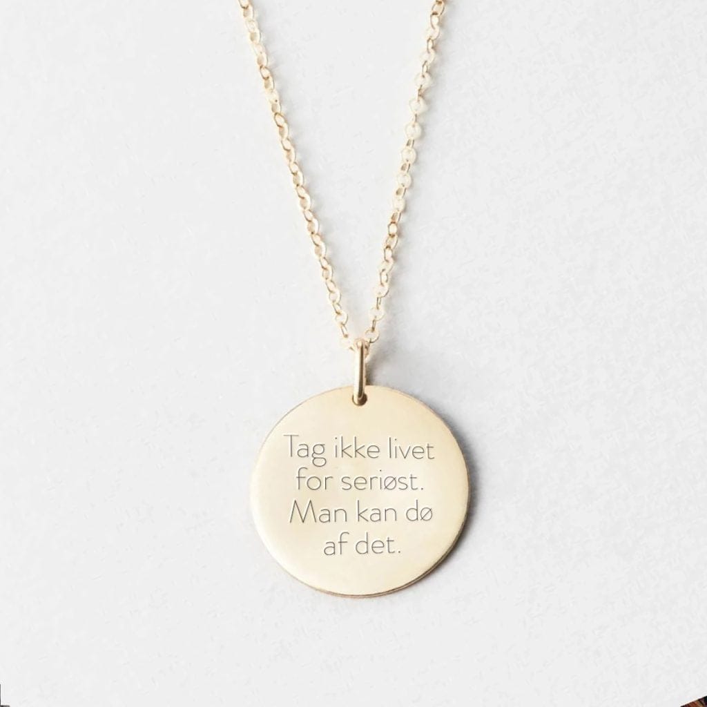 Tag ikke livet for seriøst. Man kan dø af det. - Personligt Smykke fra Øndig Jewellery. Lev ubekymret – personlig, charmerende halskæde.