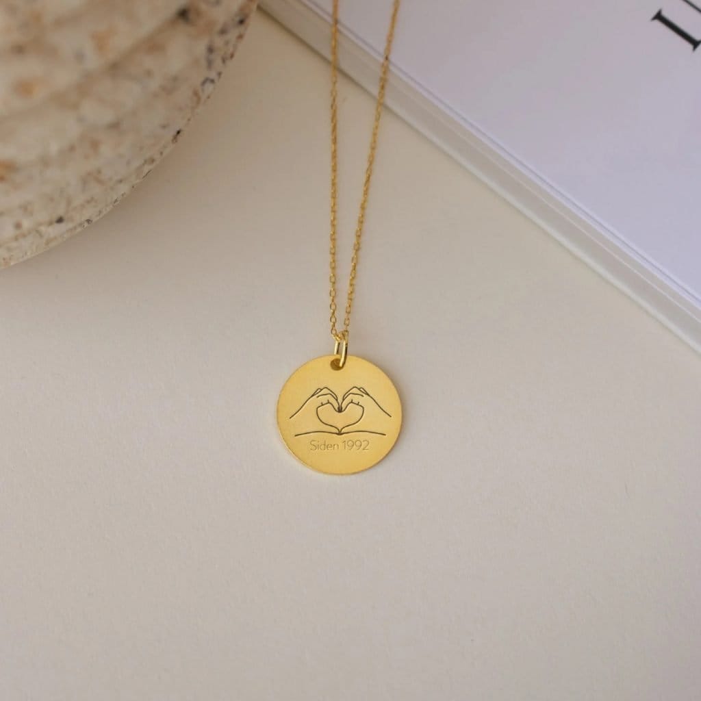 Hjertet i hænderne - Personligt Smykke fra Øndig Jewellery. Kærlighed og omsorg i elegant smykke.