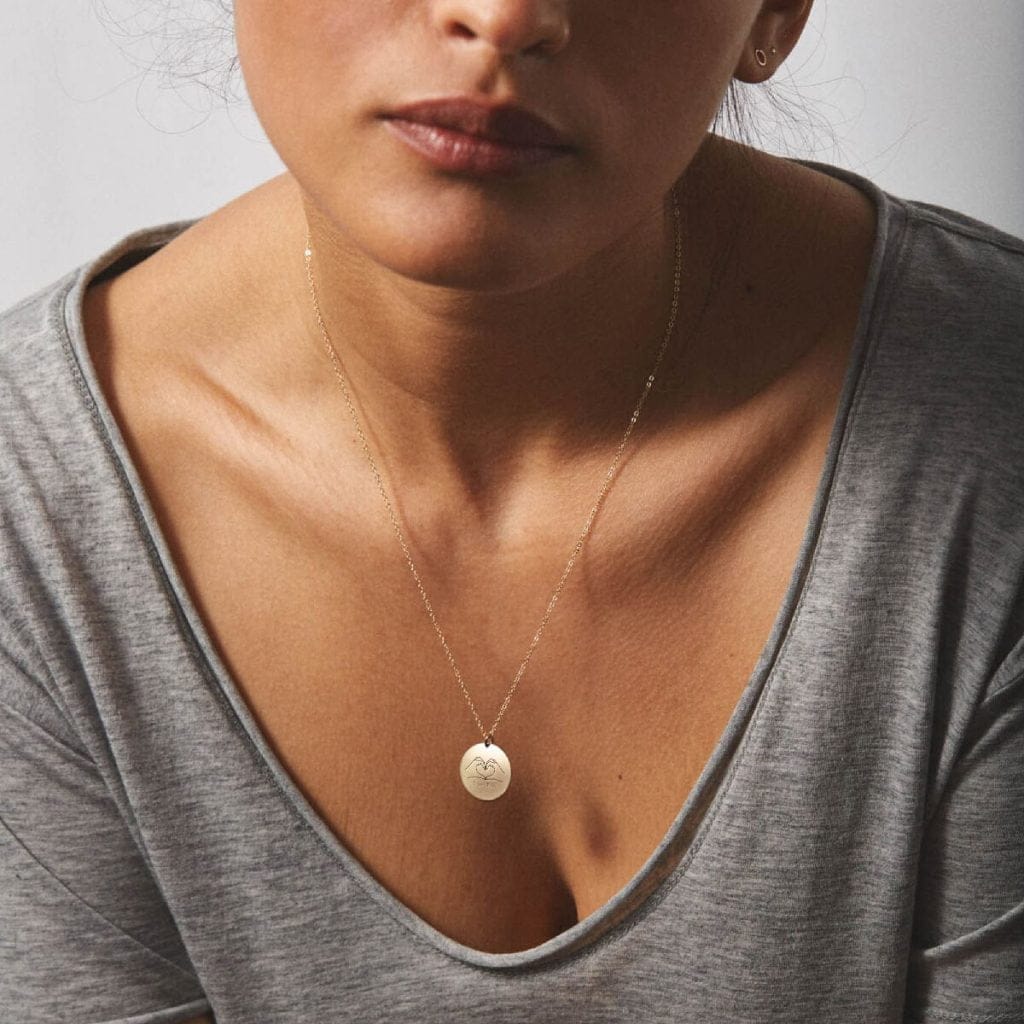 Hjertet i hænderne - Personligt Smykke fra Øndig Jewellery. Kærlighed og omsorg i elegant smykke.