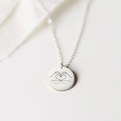 two-hands-heart-cirkel-product-image-oendig-03-jpg Hjertet i hænderne - Personligt Smykke fra Øndig Jewellery. Kærlighed og omsorg i elegant smykke.