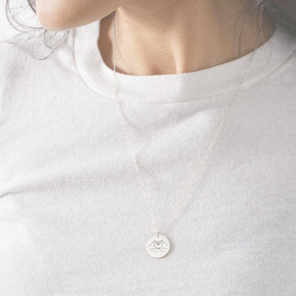 two-hands-heart-cirkel-product-image-oendig-04-jpg Hjertet i hænderne - Personligt Smykke fra Øndig Jewellery. Kærlighed og omsorg i elegant smykke.