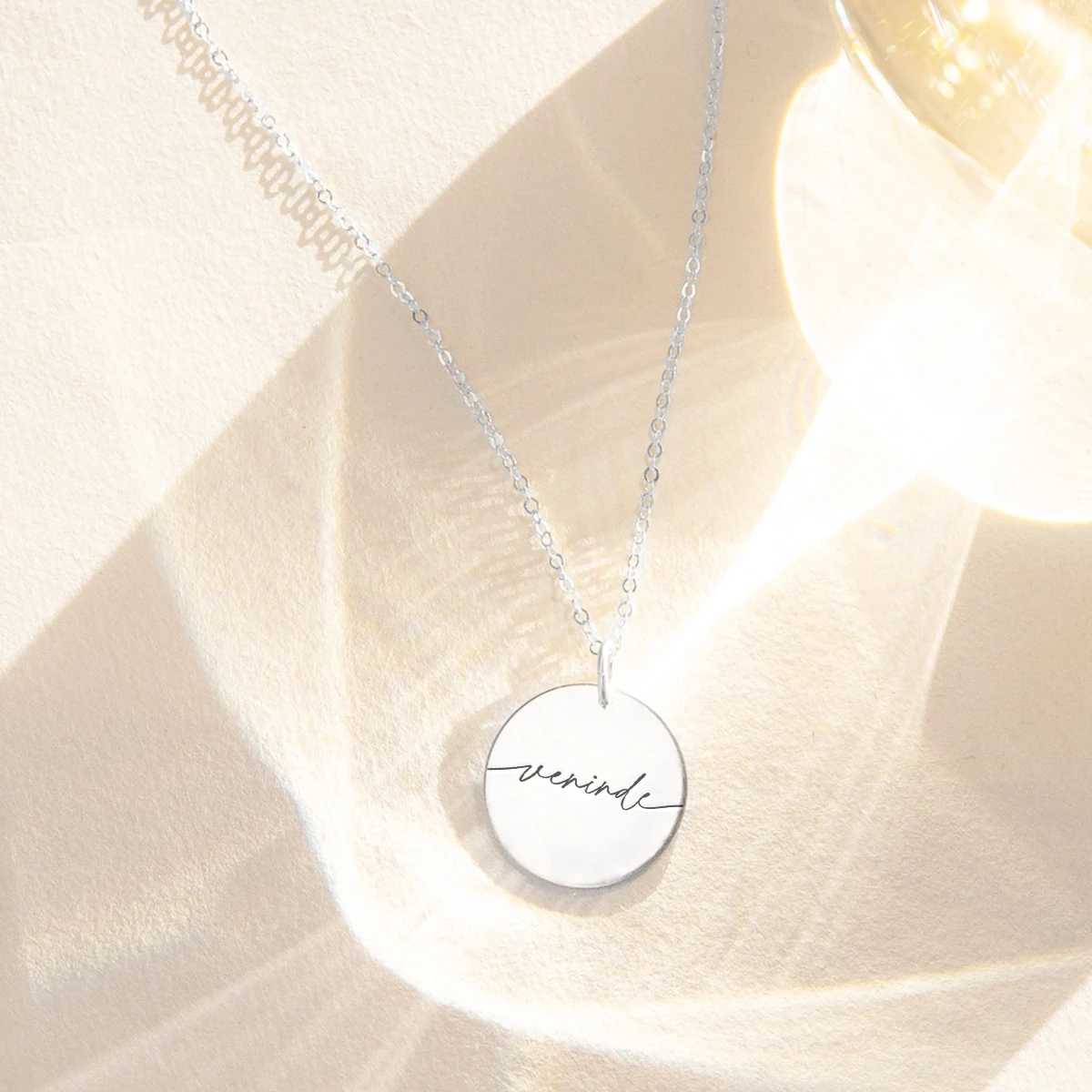 veninde-cirkel-closeup-product-image-oendig-01-1-webp Veninde - halskæde - Personligt Smykke fra Øndig Jewellery. En fejring af venskaber, der beriger vores liv.