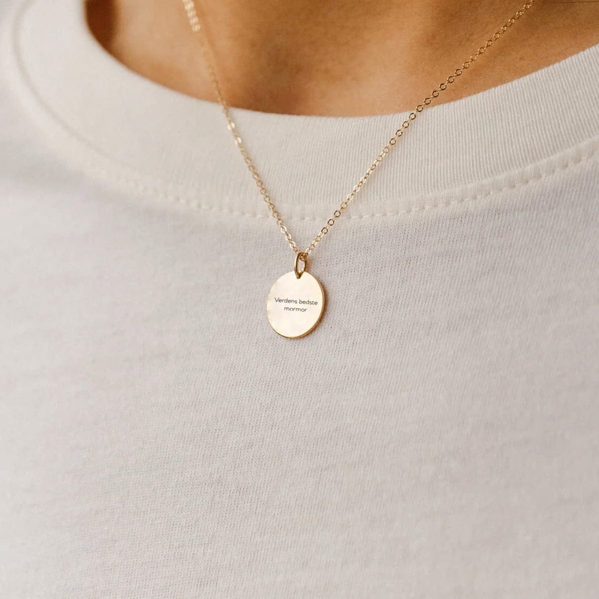 verdens-bedste-mormor-cirkel-guld-model-jpg Verdens bedste mormor - halskæde - Personligt Smykke fra Øndig Jewellery. En varm tak til generationer af kærlighed og omsorg.