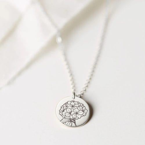 Hortensia Line Art - Personligt Smykke fra Øndig Jewellery. Personlig halskæde med elegant hortensia-design. Tidløst og hjerteligt.