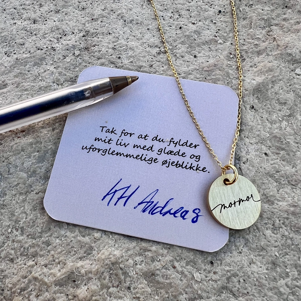 img_3351-webp Mormor - halskæde - Personligt Smykke fra Øndig Jewellery. Mormor-halskæde: Kærlighed og minder i smuk gaveæske