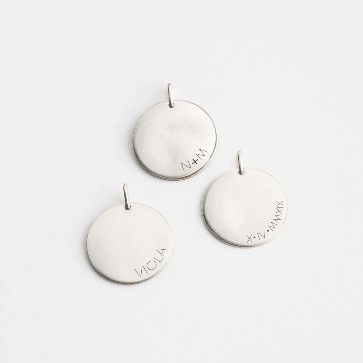 edge-cirkel-03-jpg Halskæde med dit navn langs kanten på rundt vedhæng - Personligt Smykke fra Øndig Jewellery. Skriv din egen personlige tekst. Stilet og elegant halskæde med rundskrevet tekst.