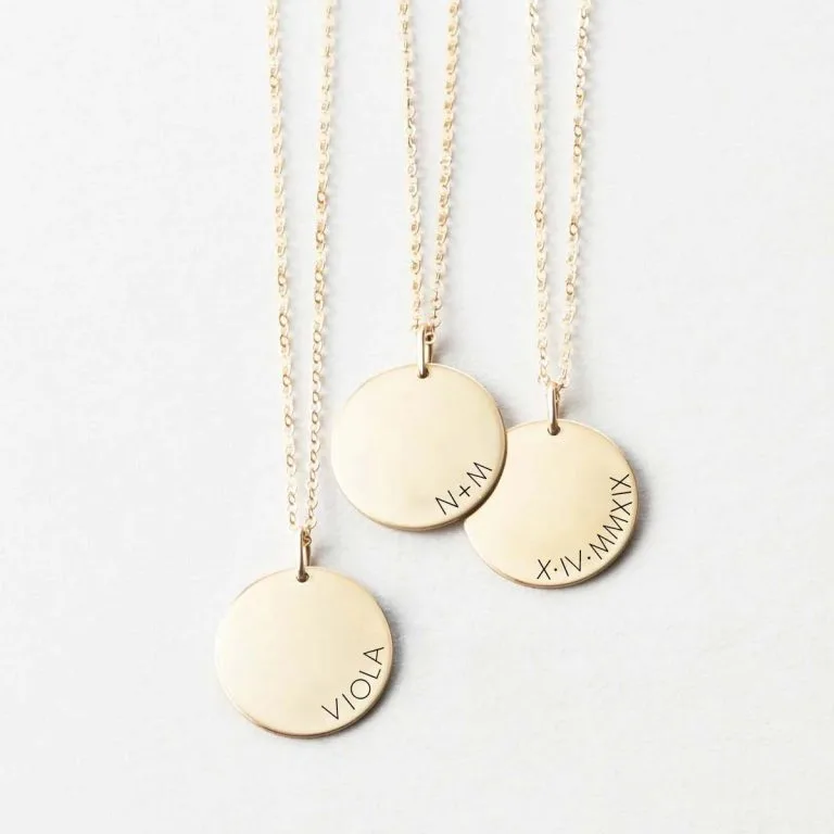 Halskæde med dit navn langs kanten på rundt vedhæng - Personligt Smykke fra Øndig Jewellery. Skriv din egen personlige tekst. Stilet og elegant halskæde med rundskrevet tekst.