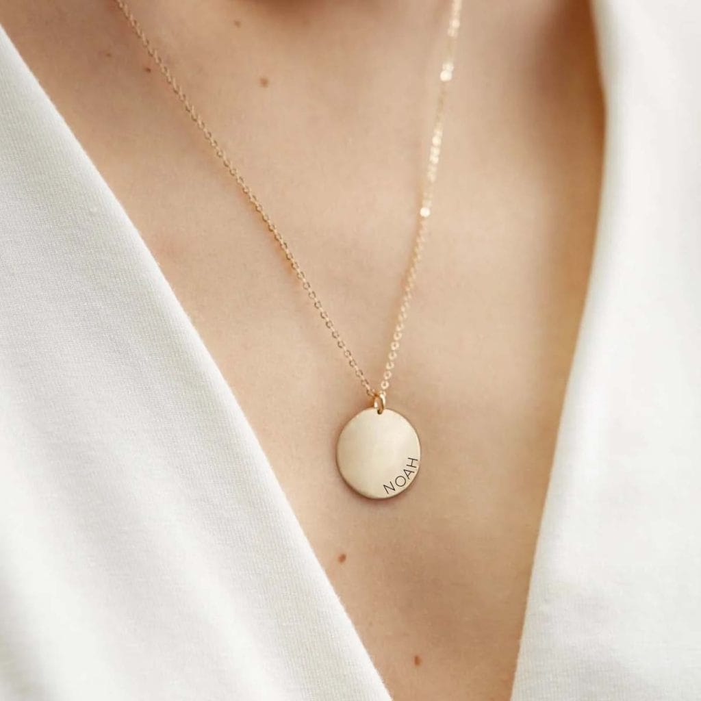 Halskæde med dit navn langs kanten på rundt vedhæng - Personligt Smykke fra Øndig Jewellery. Skriv din egen personlige tekst. Stilet og elegant halskæde med rundskrevet tekst.