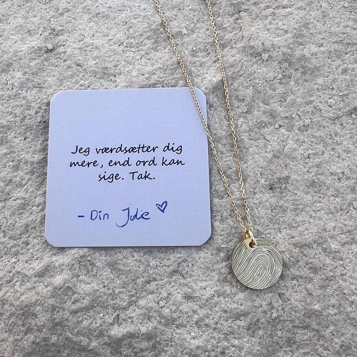 fingerprint-line-art-circle-02-jpg Dit fingeraftryk som lineart - Personligt Smykke fra Øndig Jewellery. Dit fingeraftryk i elegant lineart - unik gaveidé!