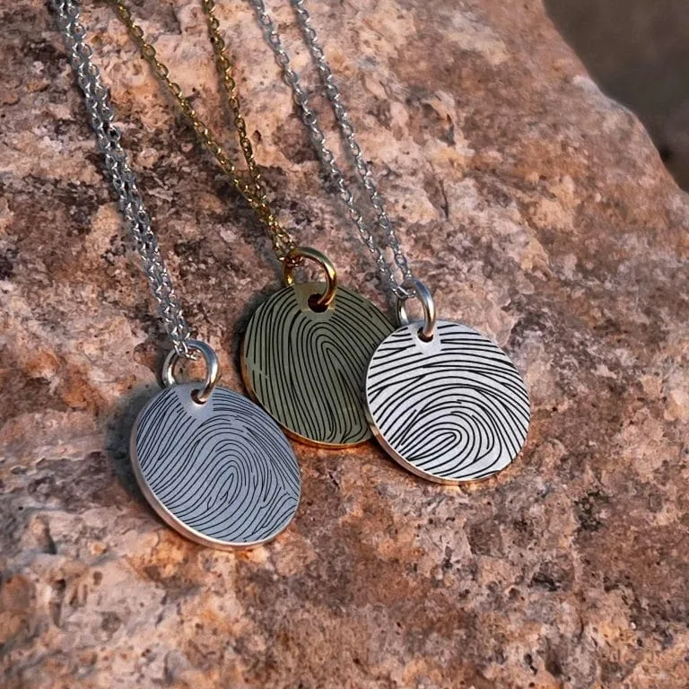 Dit fingeraftryk som lineart - Personligt Smykke fra Øndig Jewellery. Dit fingeraftryk i elegant lineart - unik gaveidé!
