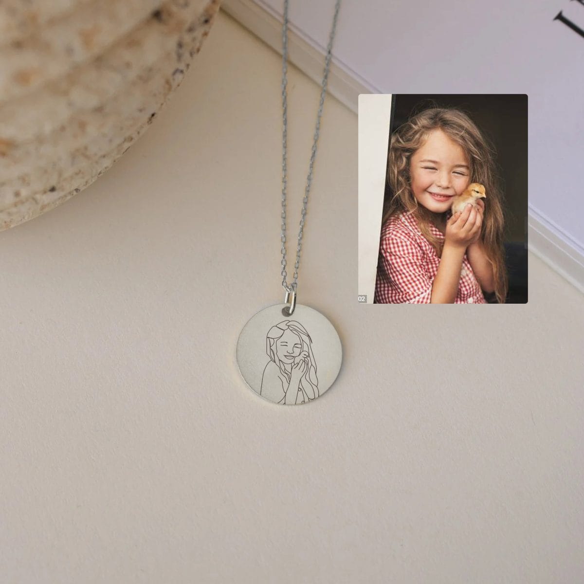 line-art-of-image9-jpg Halskæde med billede - Personligt Smykke fra Øndig Jewellery. Bær dine minder med stil – Halskæde med billede.🌸💖