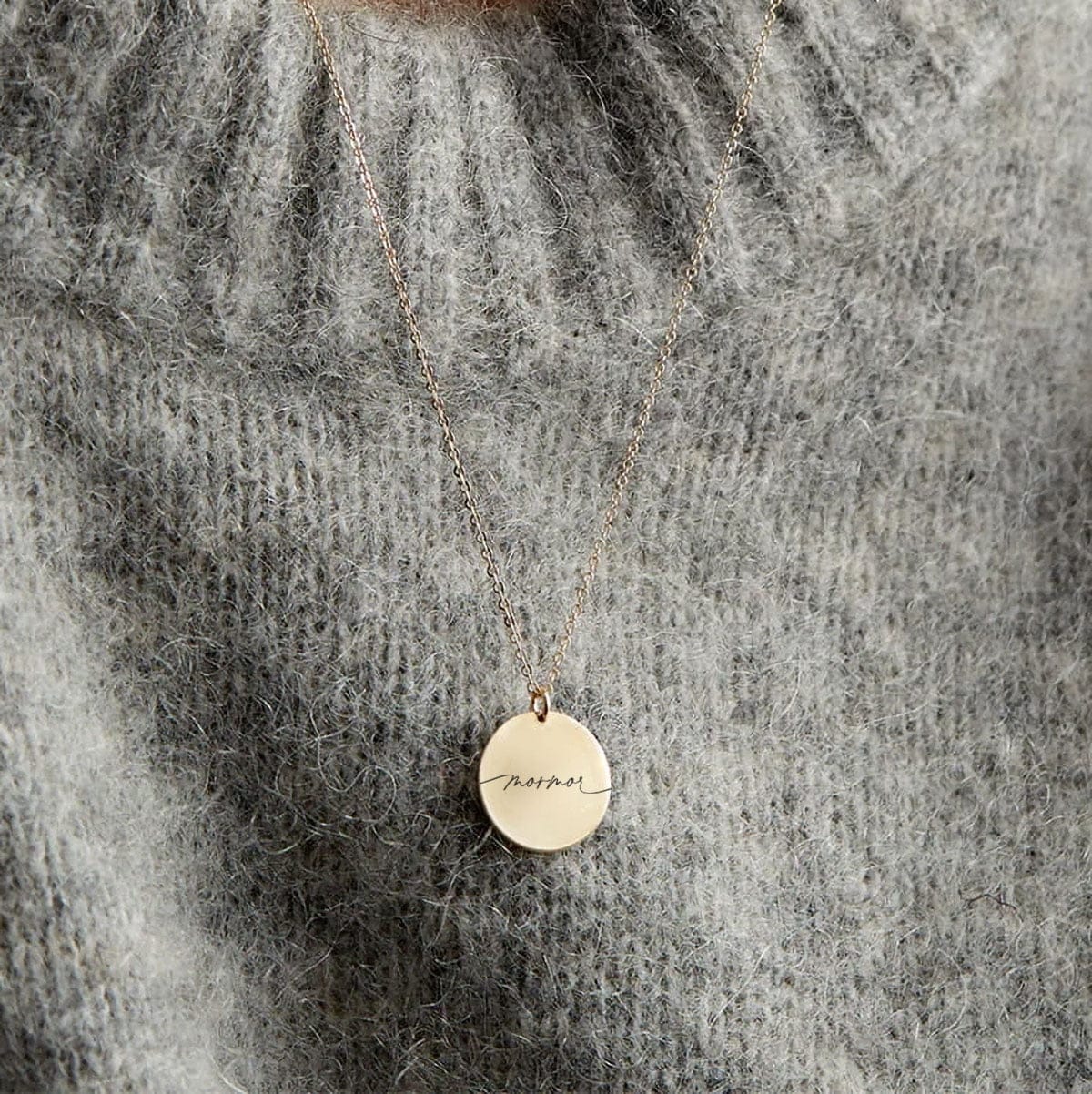 mormor-cirkel-guld-model-jpg Mormor - halskæde - Personligt Smykke fra Øndig Jewellery. Mormor-halskæde: Kærlighed og minder i smuk gaveæske