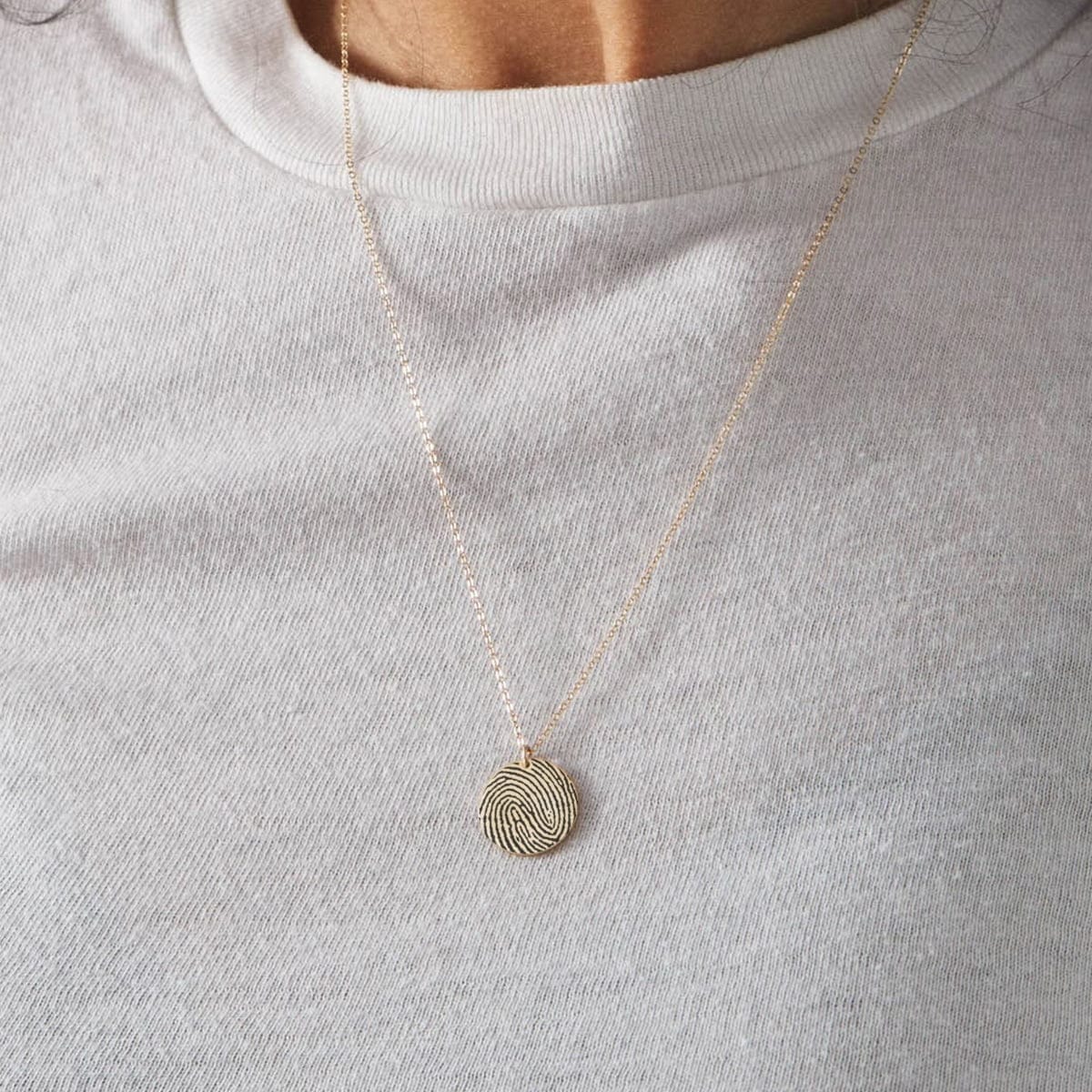 fingeraftryk-halskaede-cirkel-guld-model-oendig-jpg Indgraver dit fingeraftryk - Personligt Smykke fra Øndig Jewellery. Dit fingeraftryk indgraveret i eksklusivt vedhæng