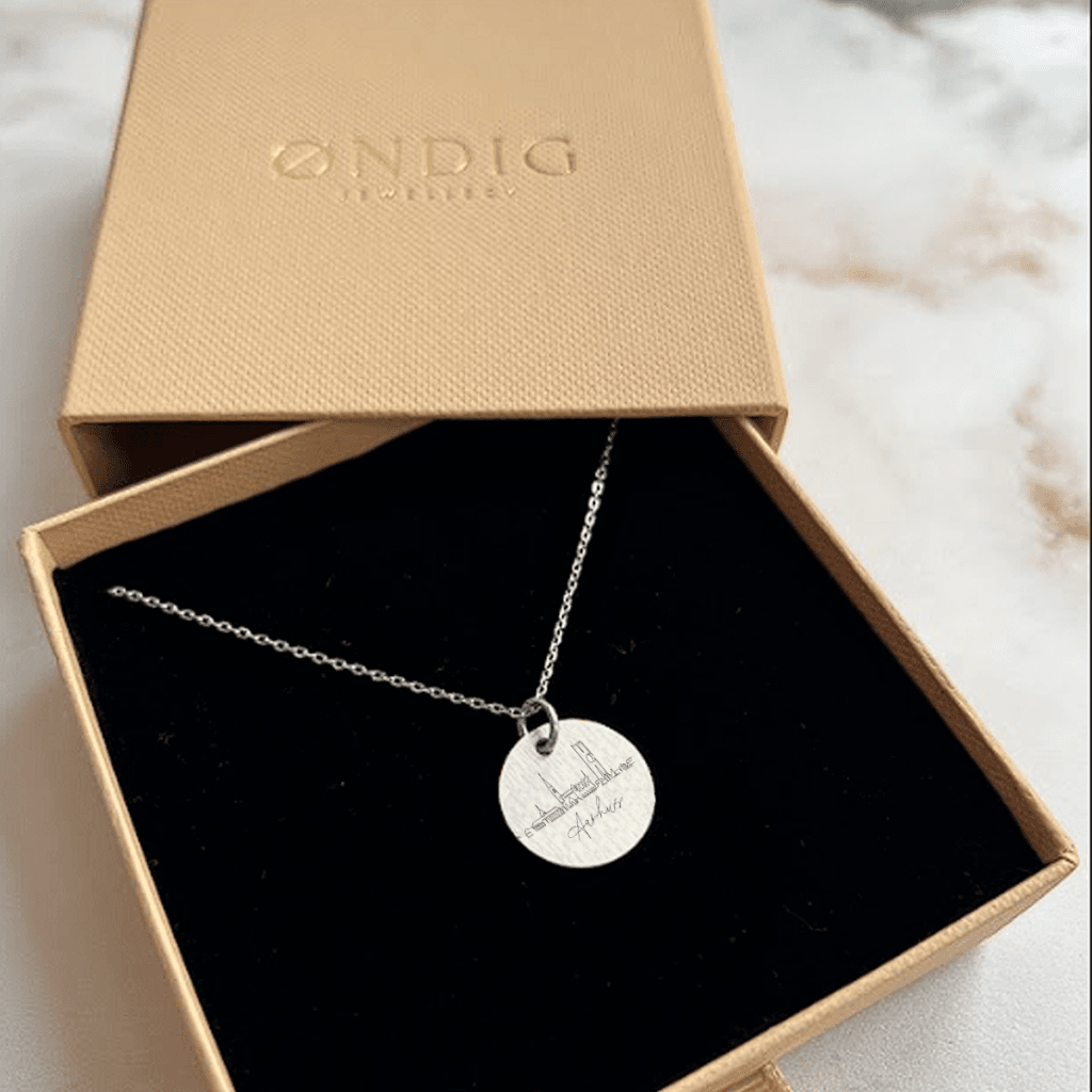 Aarhus Skyline Line Art - Personligt Smykke fra Øndig Jewellery. Fang dine minder med personlig indgravering