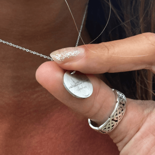 Aarhus Skyline Line Art - Personligt Smykke fra Øndig Jewellery. Fang dine minder med personlig indgravering