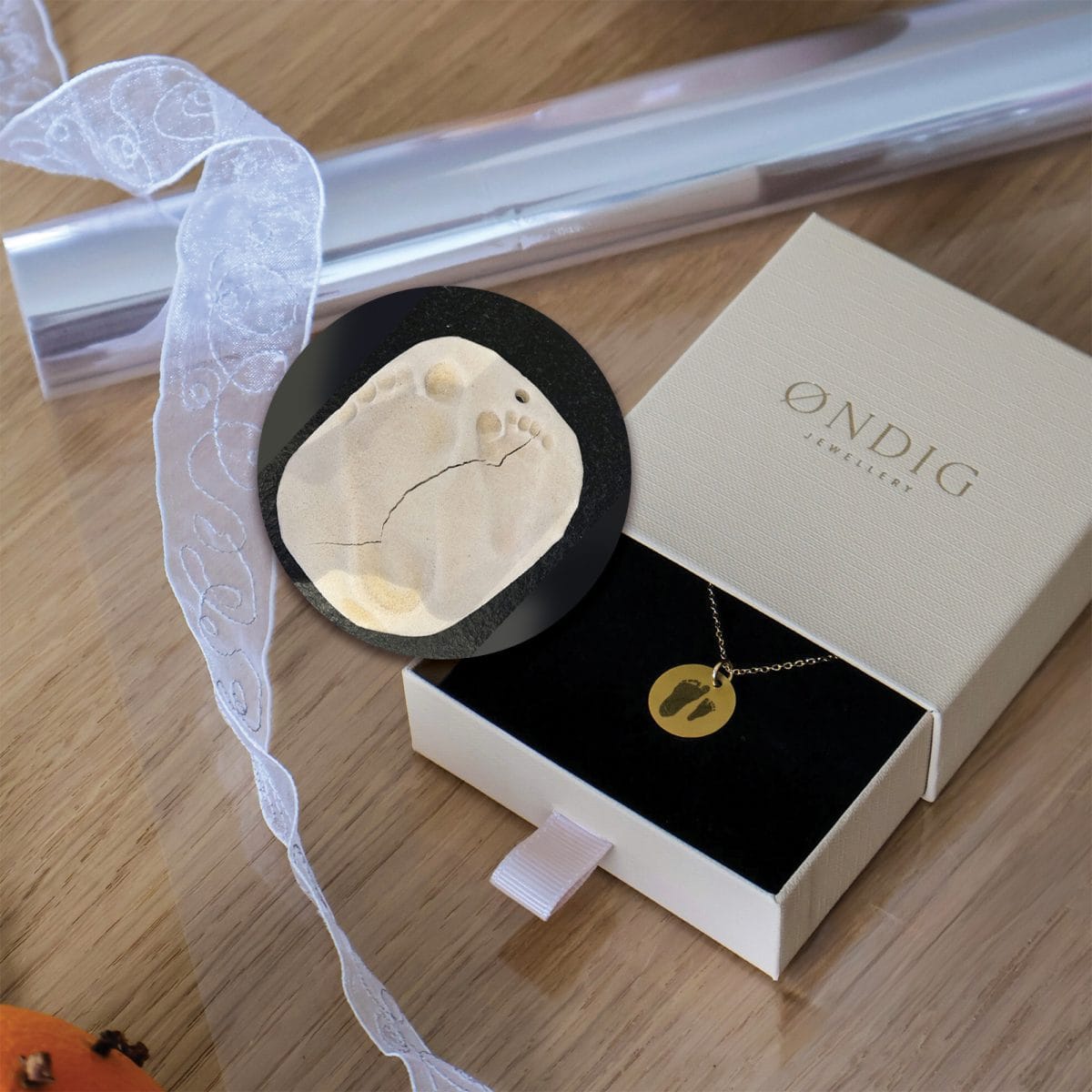 dit-barns-foedder-circle-1.jpg Dit barns fødder halskæde - Personligt Smykke fra Øndig Jewellery. Din kærlighed foreviget i et unikt smykke