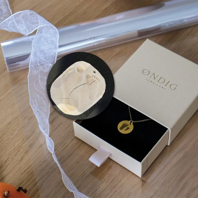 Dit barns fødder halskæde - Personligt Smykke fra Øndig Jewellery. Din kærlighed foreviget i et unikt smykke