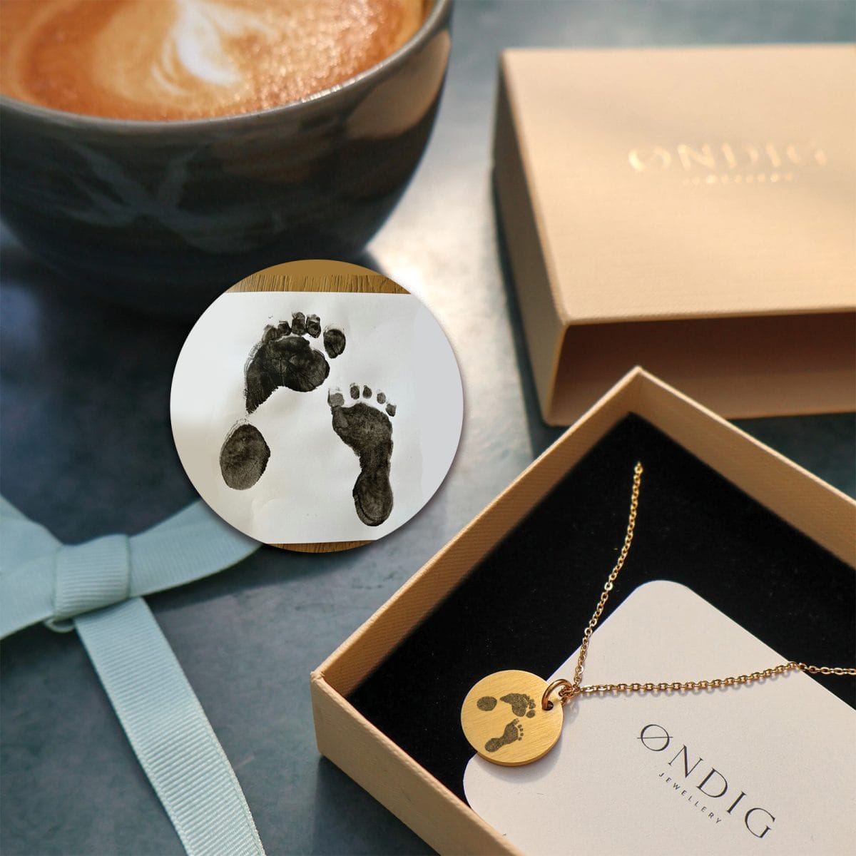 Dit barns fødder halskæde - Personligt Smykke fra Øndig Jewellery. Din kærlighed foreviget i et unikt smykke