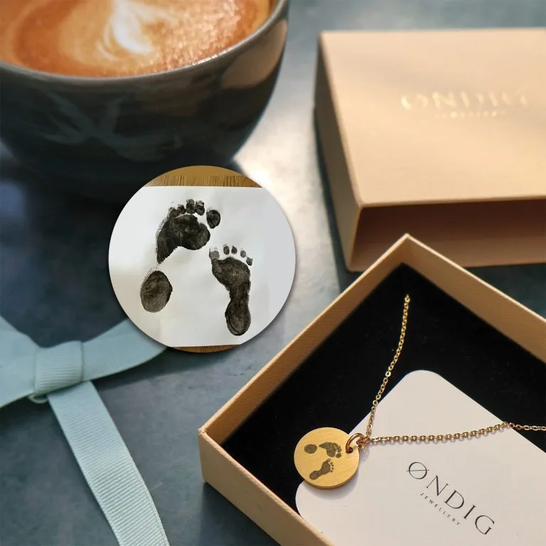 Dit barns fødder halskæde - Personligt Smykke fra Øndig Jewellery. Din kærlighed foreviget i et unikt smykke