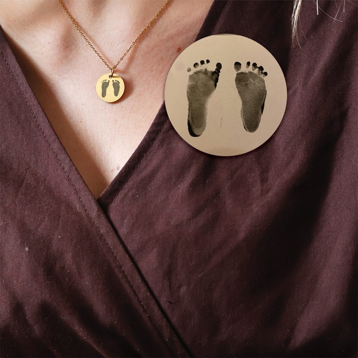 dit-barns-foedder-circle-3.jpg Dit barns fødder halskæde - Personligt Smykke fra Øndig Jewellery. Din kærlighed foreviget i et unikt smykke