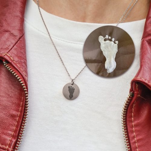 dit-barns-foedder-circle-5.jpg Dit barns fødder halskæde - Personligt Smykke fra Øndig Jewellery. Din kærlighed foreviget i et unikt smykke