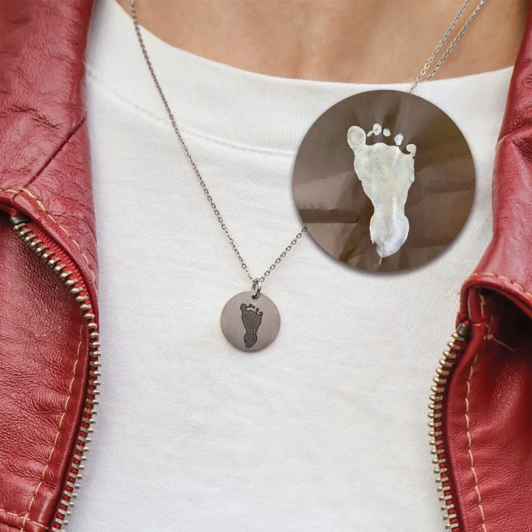 Dit barns fødder halskæde - Personligt Smykke fra Øndig Jewellery. Din kærlighed foreviget i et unikt smykke