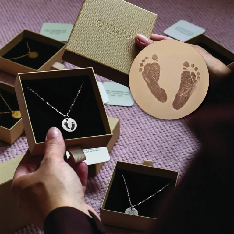 Dit barns fødder halskæde - Personligt Smykke fra Øndig Jewellery. Din kærlighed foreviget i et unikt smykke