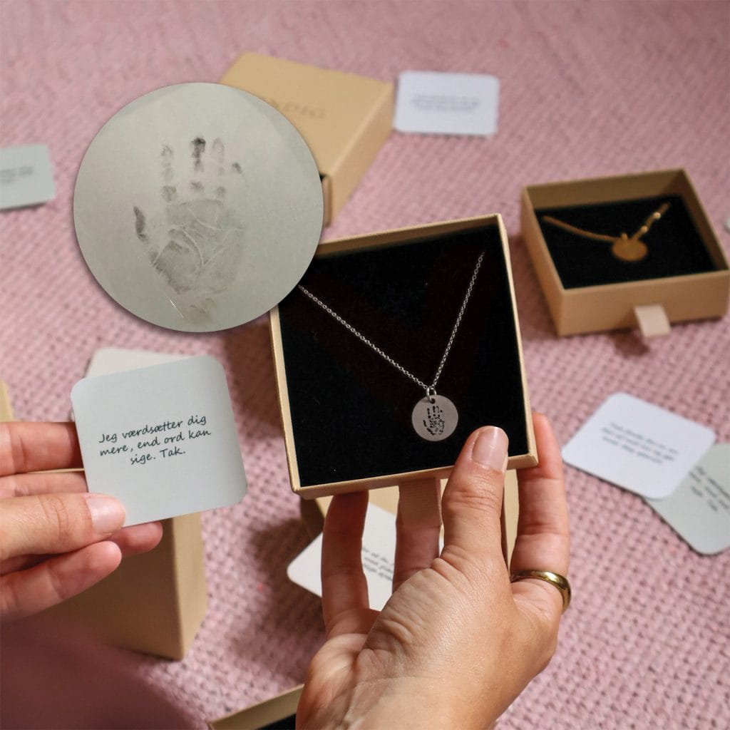 Dit barns hænder halskæde - Personligt Smykke fra Øndig Jewellery. Forevig dit barns hænder i et smykke