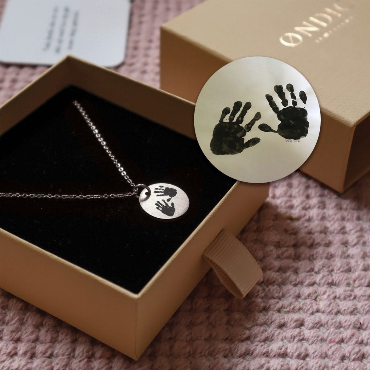 dit-barns-haender-circle-4.jpg Dit barns hænder halskæde - Personligt Smykke fra Øndig Jewellery. Forevig dit barns hænder i et smykke