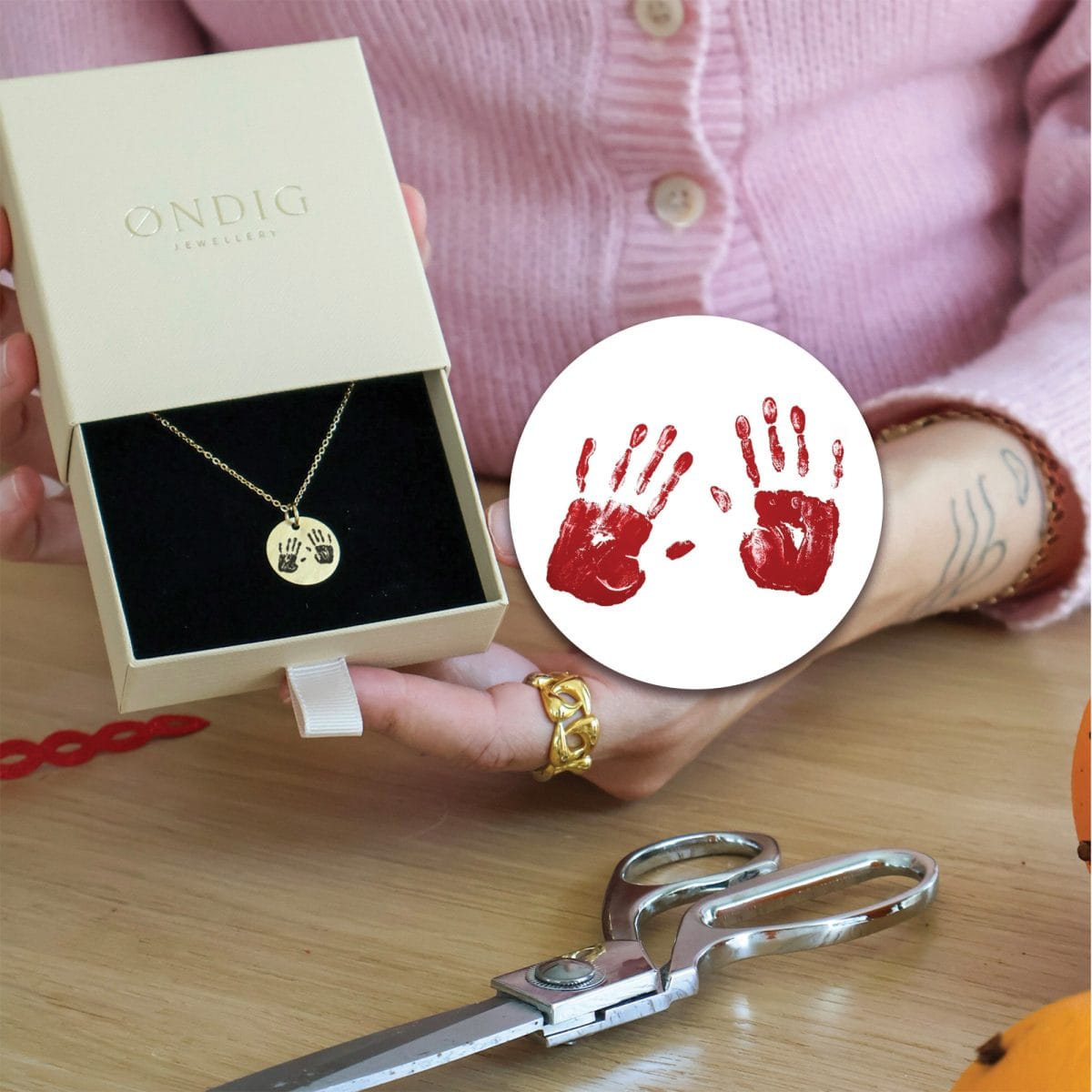 dit-barns-haender-circle-5.jpg Dit barns hænder halskæde - Personligt Smykke fra Øndig Jewellery. Forevig dit barns hænder i et smykke