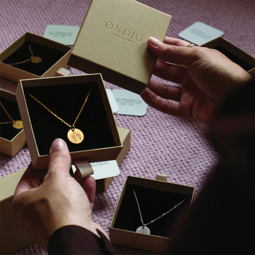 Englevinger - Personligt Smykke fra Øndig Jewellery. Unik gave til mor med personlig gravering